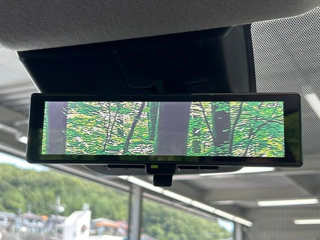 【インテリジェントルームミラー】後席の大きな荷物や同乗者で後方が確認しづらい時でも安心!カメラが撮影した車両後方の映像をルームミラー内に表示。クリアな視界で状況の確認が可能です!