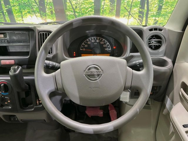 �C���e���A�ɍ��킹���f�U�C���̃X�e�A�����O�́A�^�]�������̂��Ƃ��l���A�^�]���₷���`��A�傫���ł��B�����x�A���ۂɐG���Ă��m���߂��������B
