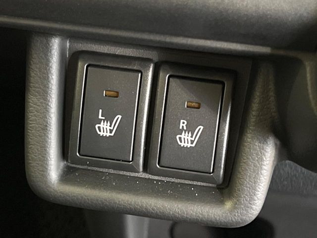 【シートヒーター】寒い日に重宝するシートヒーター!エアコンより早く温まってくれるので寒がりの人も安心ですね♪エアコンの温風は乾燥するから苦手、という方にもをおすすめです。