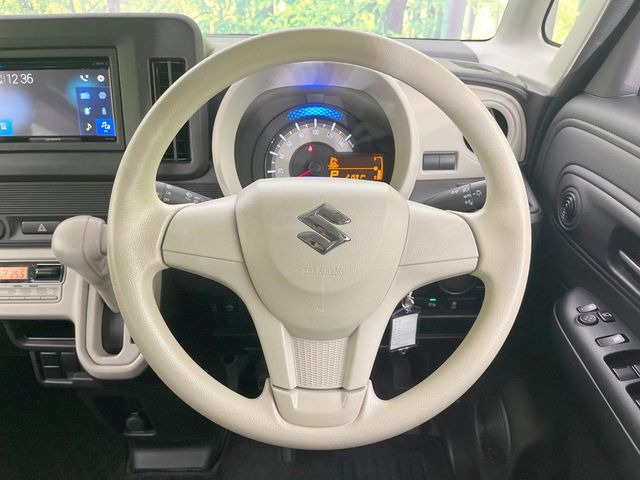 �C���e���A�ɍ��킹���f�U�C���̃X�e�A�����O�́A�^�]�������̂��Ƃ��l���A�^�]���₷���`��A�傫���ł��B�����x�A���ۂɐG���Ă��m���߂��������B