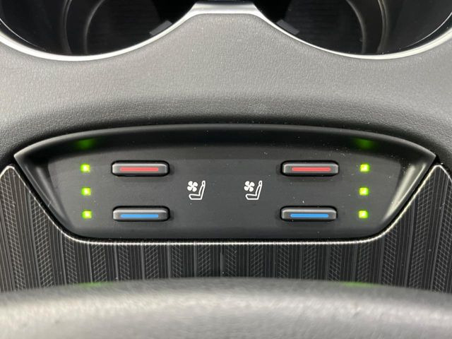 【シートヒーター&ベンチレーション】夏場は涼しい風でお尻や背中の熱やムレを防ぎ、冬はエアコンよりも早く温まってポカポカに!季節を問わず快適に過ごせます。
