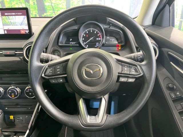 �C���e���A�ɍ��킹���f�U�C���̃X�e�A�����O�́A�^�]�������̂��Ƃ��l���A�^�]���₷���`��A�傫���ł��B�����x�A���ۂɐG���Ă��m���߂��������B