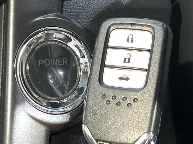 �yHonda�X�}�[�g�L�[�z�J�o����|�P�b�g�ɓ��ꂽ�܂܂ł��h�A�̎{���E�������\�ȃX�}�[�g�L�[�𑕔��B�G���W���̃I���E�I�t�����J�M�����o���K�v����������Ƃ��Ă��֗��ł���