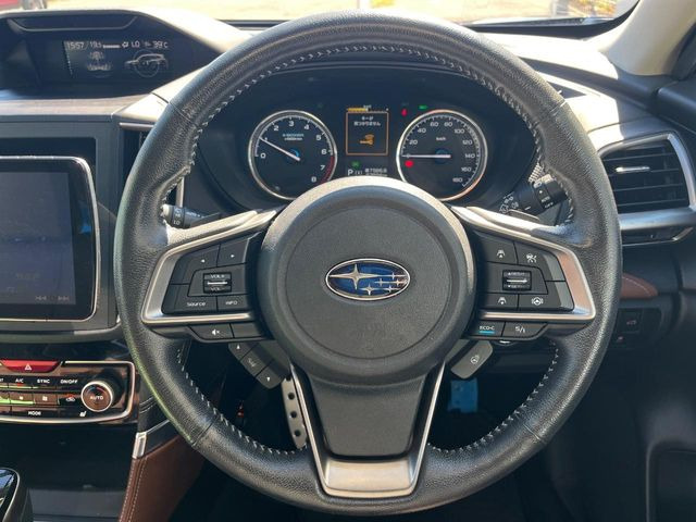 �C���e���A�ɍ��킹���f�U�C���̃X�e�A�����O�́A�^�]�������̂��Ƃ��l���A�^�]���₷���`��A�傫���ł��B�����x�A���ۂɐG���Ă��m���߂��������B