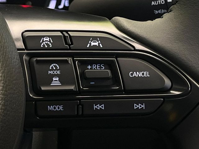 【レーダークルーズコントロール】高速道路での長距離走行が楽に!!自動で速度を保つクルーズコントロールが、衝突軽減システムと連携し、前方の車両を感知して車間を保つように速度調節してくれます!!
