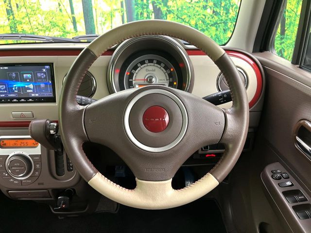 �C���e���A�ɍ��킹���f�U�C���̃X�e�A�����O�́A�^�]�������̂��Ƃ��l���A�^�]���₷���`��A�傫���ł��B�����x�A���ۂɐG���Ă��m���߂��������B