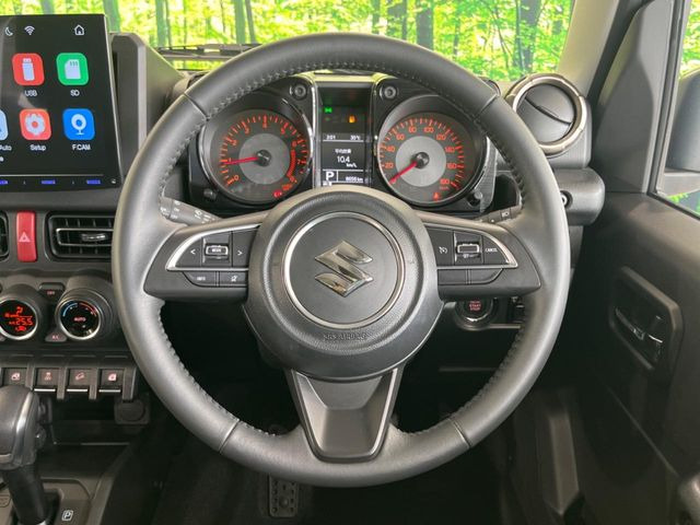 �C���e���A�ɍ��킹���f�U�C���̃X�e�A�����O�́A�^�]�������̂��Ƃ��l���A�^�]���₷���`��A�傫���ł��B�����x�A���ۂɐG���Ă��m���߂��������B