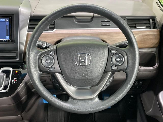 �C���e���A�ɍ��킹���f�U�C���̃X�e�A�����O�́A�^�]�������̂��Ƃ��l���A�^�]���₷���`��A�傫���ł��B�����x�A���ۂɐG���Ă��m���߂��������B