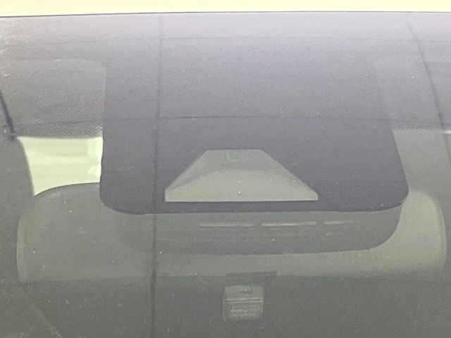 【衝突軽減装置】走行中に前方の車両等を認識し、衝突しそうな時は警報とブレーキで衝突回避と被害軽減をアシスト。より安全にドライブをお楽しみいただけます。
