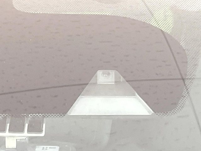 【インテリジェントエマージェンシーブレーキ】フロントカメラで前方の車両や歩行者を検知。衝突しそうな時は衝突被害軽減ブレーキが作動、衝突回避をサポート。より安全にドライブをお楽しみいただけます。