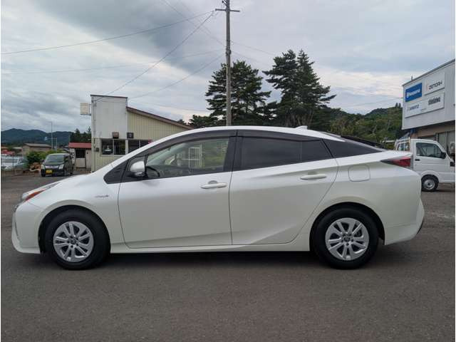 プリウス1.8 A プレミアム E-Four 4WD