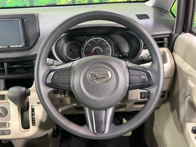 �C���e���A�ɍ��킹���f�U�C���̃X�e�A�����O�́A�^�]�������̂��Ƃ��l���A�^�]���₷���`��A�傫���ł��B�����x�A���ۂɐG���Ă��m���߂��������B