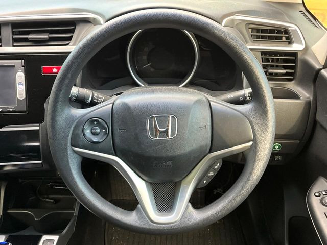 �C���e���A�ɍ��킹���f�U�C���̃X�e�A�����O�́A�^�]�������̂��Ƃ��l���A�^�]���₷���`��A�傫���ł��B�����x�A���ۂɐG���Ă��m���߂��������B