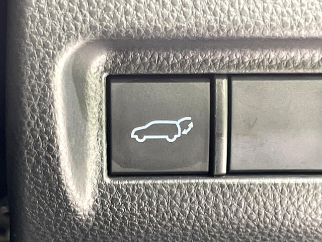 【パワーバックドア】スマートキーや運転席のボタンを押すだけでリアゲートが自動で開閉します!荷物を持っている時や、高い位置にあるバックドアを閉める際に便利な機能です♪