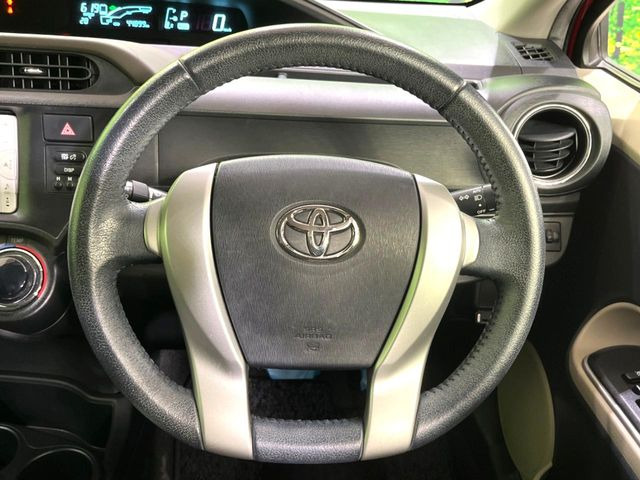 �C���e���A�ɍ��킹���f�U�C���̃X�e�A�����O�́A�^�]�������̂��Ƃ��l���A�^�]���₷���`��A�傫���ł��B�����x�A���ۂɐG���Ă��m���߂��������B