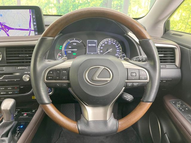 �C���e���A�ɍ��킹���f�U�C���̃X�e�A�����O�́A�^�]�������̂��Ƃ��l���A�^�]���₷���`��A�傫���ł��B�����x�A���ۂɐG���Ă��m���߂��������B