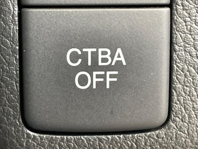 【シティブレーキアクティブシステム】低速走行中に前方の車両等を認識し、衝突しそうな時は警報とブレーキで衝突回避と被害軽減をアシスト。より安全にドライブをお楽しみいただけます。