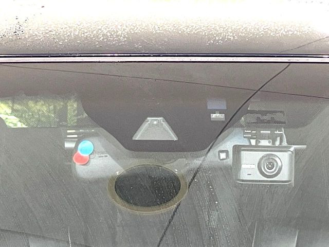 【トヨタセーフティセンス】走行中に前方の車両等を認識し、衝突しそうな時は警報とブレーキで衝突回避と被害軽減をアシスト。より安全にドライブをお楽しみいただけます。