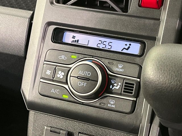 【オートエアコン】一度お好みの温度に設定すれば、車内の温度を検知し風量や温度を自動で調整。暑い&hellip;寒い&hellip;と何度もスイッチ操作をする必要はありません。快適な車内空間には必須の機能ですね♪