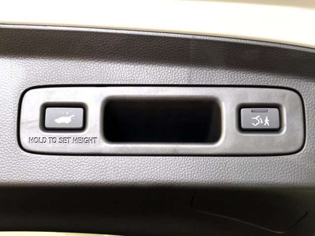 【パワーバックドア】スマートキーや運転席のボタンを押すだけでリアゲートが自動で開閉します!荷物を持っている時や、高い位置にあるバックドアを閉める際に便利な機能です♪
