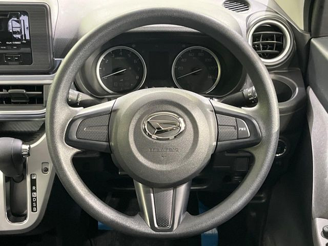 �C���e���A�ɍ��킹���f�U�C���̃X�e�A�����O�́A�^�]�������̂��Ƃ��l���A�^�]���₷���`��A�傫���ł��B�����x�A���ۂɐG���Ă��m���߂��������B