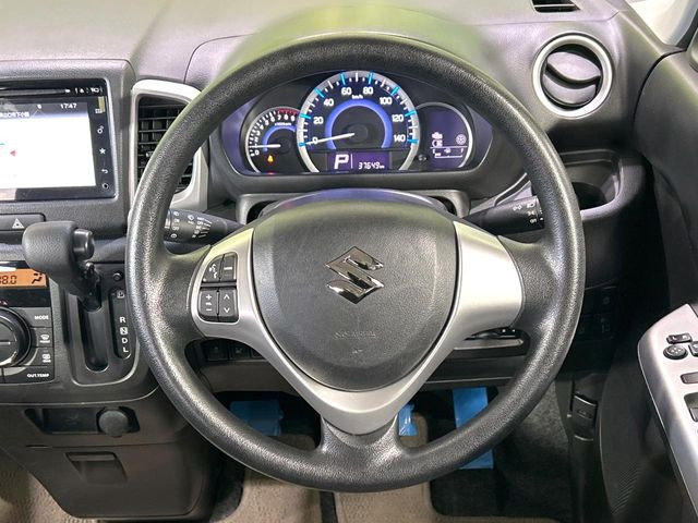 �C���e���A�ɍ��킹���f�U�C���̃X�e�A�����O�́A�^�]�������̂��Ƃ��l���A�^�]���₷���`��A�傫���ł��B�����x�A���ۂɐG���Ă��m���߂��������B