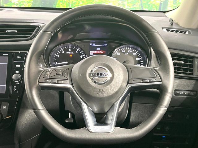 �C���e���A�ɍ��킹���f�U�C���̃X�e�A�����O�́A�^�]�������̂��Ƃ��l���A�^�]���₷���`��A�傫���ł��B�����x�A���ۂɐG���Ă��m���߂��������B