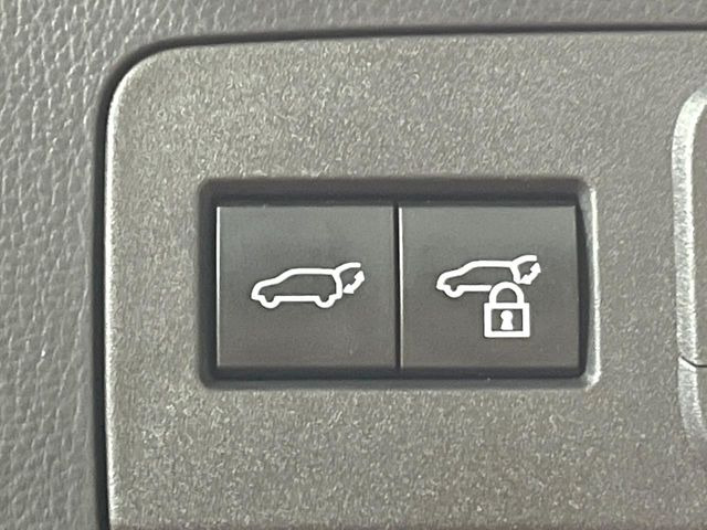 【パワーバックドア】スマートキーや運転席のボタンを押すだけでリアゲートが自動で開閉します!荷物を持っている時や、高い位置にあるバックドアを閉める際に便利な機能です♪