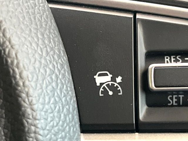 【アダプティブクルーズコントロール】高速道路での長距離走行が楽に!!自動で速度を保つクルーズコントロールが、衝突軽減システムと連携し、前方の車両を感知して車間を保つように速度調節してくれます!!