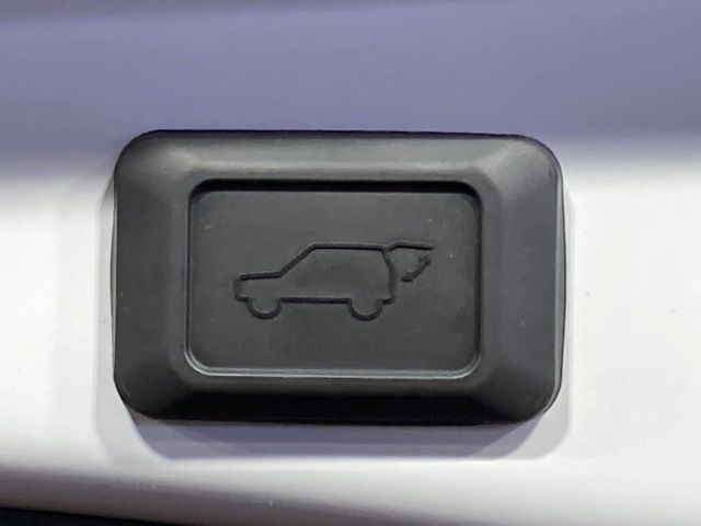 【パワーバックドア】スマートキーや運転席のボタンを押すだけでリアゲートが自動で開閉します!荷物を持っている時や、高い位置にあるバックドアを閉める際に便利な機能です♪