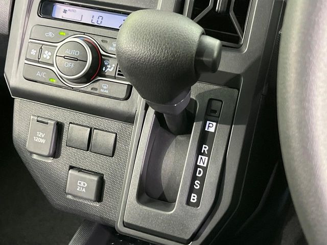 インパネシフトならハンドルからの移動距離が短く操作もスムーズ!また、足元が広くなりすっきりしますので、大柄な方でも快適にお過ごしいただけます。