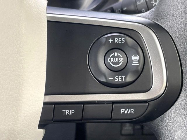 【スマートアシスト】走行中に前方の車両等を認識し、衝突しそうな時は警報とブレーキで衝突回避と被害軽減をアシスト。より安全にドライブをお楽しみいただけます。