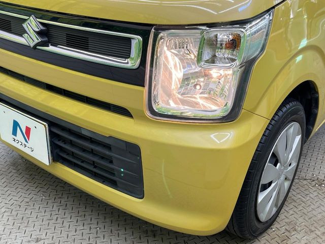 �C���e���A�ɍ��킹���f�U�C���̃X�e�A�����O�́A�^�]�������̂��Ƃ��l���A�^�]���₷���`��A�傫���ł��B�����x�A���ۂɐG���Ă��m���߂��������B