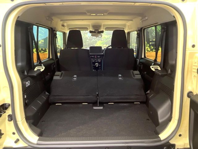 普段のお買い物や通勤、送迎等に十分な荷室スペースを確保しております。セカンドシートを倒すと、大きな荷物の積載も可能です♪