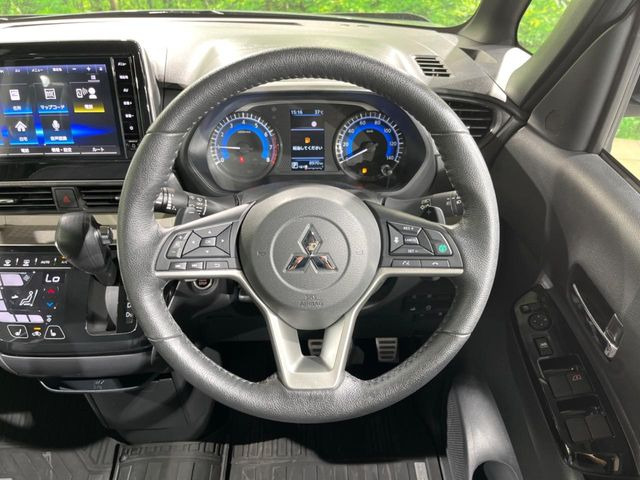 �C���e���A�ɍ��킹���f�U�C���̃X�e�A�����O�́A�^�]�������̂��Ƃ��l���A�^�]���₷���`��A�傫���ł��B�����x�A���ۂɐG���Ă��m���߂��������B