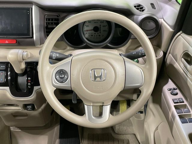 �C���e���A�ɍ��킹���f�U�C���̃X�e�A�����O�́A�^�]�������̂��Ƃ��l���A�^�]���₷���`��A�傫���ł��B�����x�A���ۂɐG���Ă��m���߂��������B