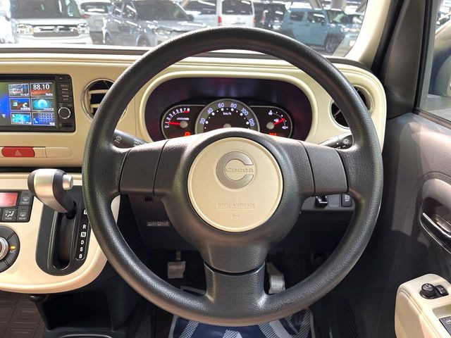 �C���e���A�ɍ��킹���f�U�C���̃X�e�A�����O�́A�^�]�������̂��Ƃ��l���A�^�]���₷���`��A�傫���ł��B�����x�A���ۂɐG���Ă��m���߂��������B