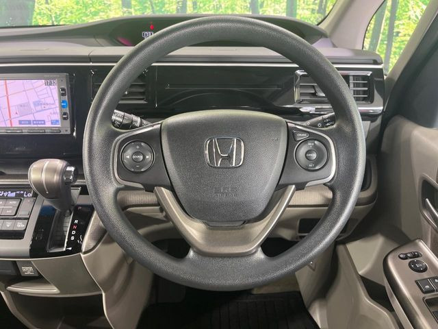 �C���e���A�ɍ��킹���f�U�C���̃X�e�A�����O�́A�^�]�������̂��Ƃ��l���A�^�]���₷���`��A�傫���ł��B�����x�A���ۂɐG���Ă��m���߂��������B