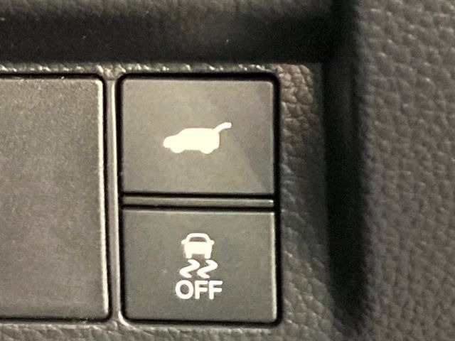 【パワーバックドア】スマートキーや運転席のボタンを押すだけでリアゲートが自動で開閉します!荷物を持っている時や、高い位置にあるバックドアを閉める際に便利な機能です♪