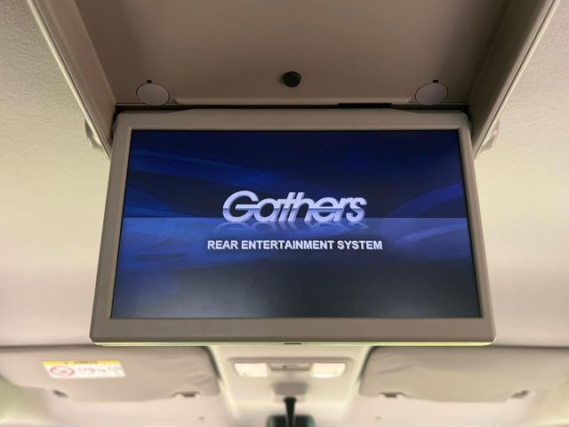 【フリップダウンモニター】大画面モニターで後席でもエンタメをお楽しみいただけます。小さなお子様にも大人気の装備です♪