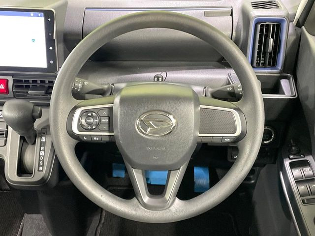 �C���e���A�ɍ��킹���f�U�C���̃X�e�A�����O�́A�^�]�������̂��Ƃ��l���A�^�]���₷���`��A�傫���ł��B�����x�A���ۂɐG���Ă��m���߂��������B
