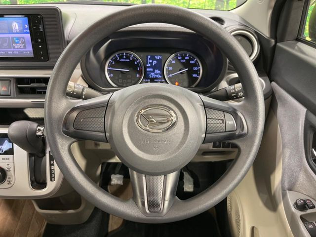 �C���e���A�ɍ��킹���f�U�C���̃X�e�A�����O�́A�^�]�������̂��Ƃ��l���A�^�]���₷���`��A�傫���ł��B�����x�A���ۂɐG���Ă��m���߂��������B