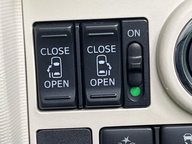 【両側パワースライドドア】スマートキーや運転席のスイッチで後席両側スライドドアの開閉が可能♪電動だから力を入れてドアを開ける必要が無く、小さなお子様でも簡単に開け閉めでき快適です♪