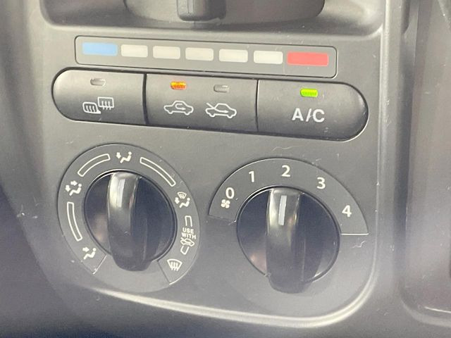寒い冬も暑い夏も全席に快適な空調を届けてくれる、ダイヤル式エアコンを装備♪