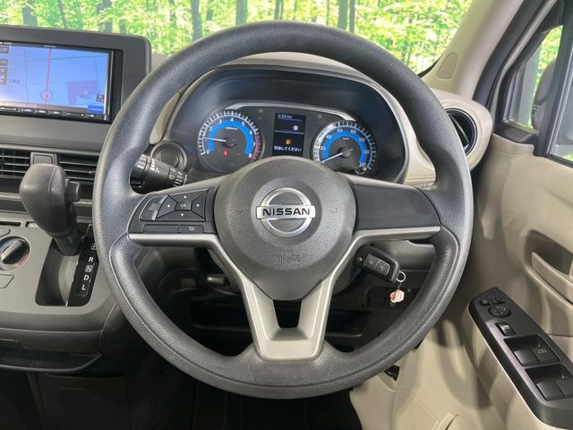 �C���e���A�ɍ��킹���f�U�C���̃X�e�A�����O�́A�^�]�������̂��Ƃ��l���A�^�]���₷���`��A�傫���ł��B�����x�A���ۂɐG���Ă��m���߂��������B