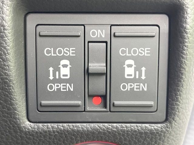 【両側パワースライドドア】スマートキーや運転席のスイッチで後席両側スライドドアの開閉が可能♪電動だから力を入れてドアを開ける必要が無く、小さなお子様でも簡単に開け閉めでき快適です♪