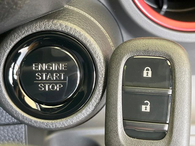 �yHonda�X�}�[�g�L�[�z�J�o����|�P�b�g�ɓ��ꂽ�܂܂ł��h�A�̎{���E�������\�ȃX�}�[�g�L�[�𑕔��B�G���W���̃I���E�I�t�����J�M�����o���K�v����������Ƃ��Ă��֗��ł���