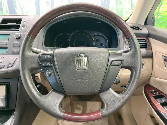 �C���e���A�ɍ��킹���f�U�C���̃X�e�A�����O�́A�^�]�������̂��Ƃ��l���A�^�]���₷���`��A�傫���ł��B�����x�A���ۂɐG���Ă��m���߂��������B