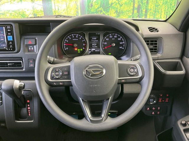�C���e���A�ɍ��킹���f�U�C���̃X�e�A�����O�́A�^�]�������̂��Ƃ��l���A�^�]���₷���`��A�傫���ł��B�����x�A���ۂɐG���Ă��m���߂��������B