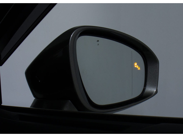BSM(�u���C���h�X�|�b�g���j�^)!�ׂ̎Ԑ��𑖂�ԗ������[�_�[�Ō��m���A�h�A�~���[�ł͊m�F���ɂ����㑤���G���A�ɑ��݂���ԗ��ɉ����āA�}�ڋ߂��Ă���ԗ������m���܂��B